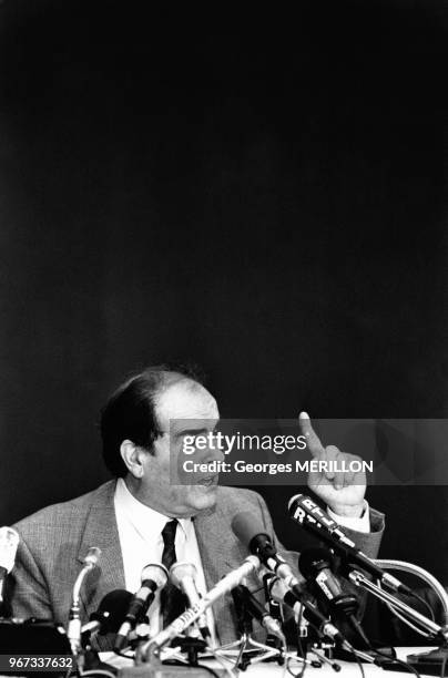 Les communistes, représentés par Georges Marchais lors d'une conférence de presse, appellent à voter François Mitterrand au second tour de l'élection...