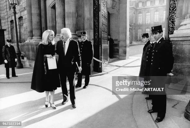 Le Président de la République, Valéry Giscard d'Estaing, a reçu à déjeuner le cinéaste Marcel Carné et ses amis le 19 février 1975 à Paris, France.