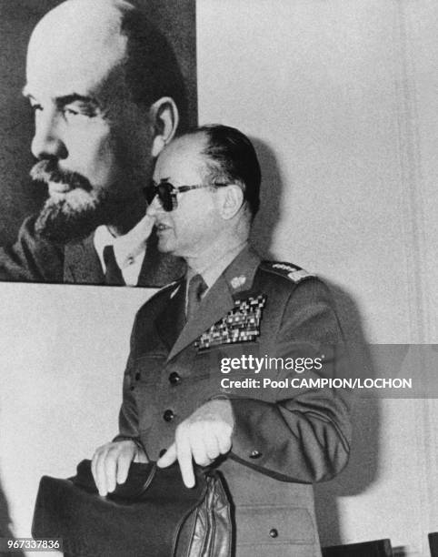 Le Général Wojciech Jaruzelski devant un portrait de Lénine, lors d'une réunion du Comité Central du Parti ouvrier polonais le 18 octobre 1981 à...