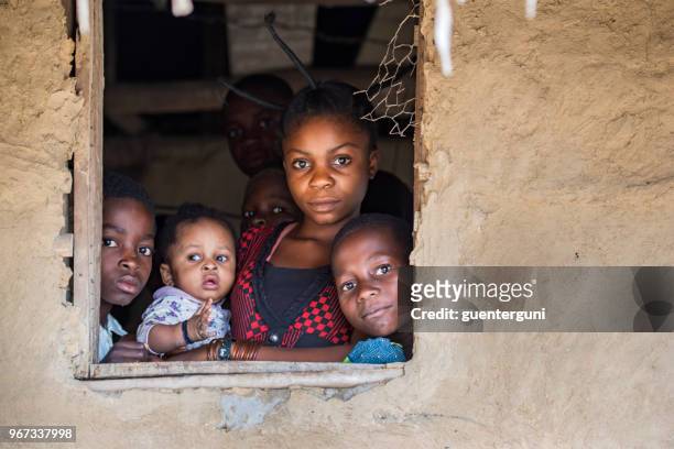 彼女の子供たちと若いコンゴ人女性 - democratic republic of the congo ストックフォトと画像