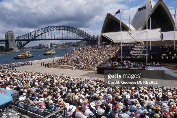 Foule de spectacteurs devant l'Opéra lors de la visite du Prince Charles de Galles et de Lady Diana Spencer le 26 janvier 1988 à Sydney en Australie.