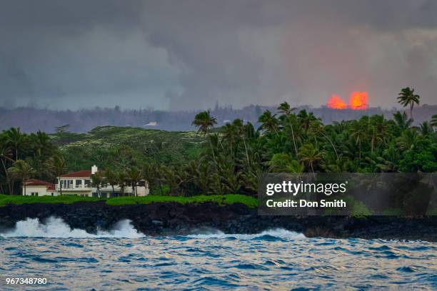 kilauea lava and home - ハワイ郡 ストックフォトと画像