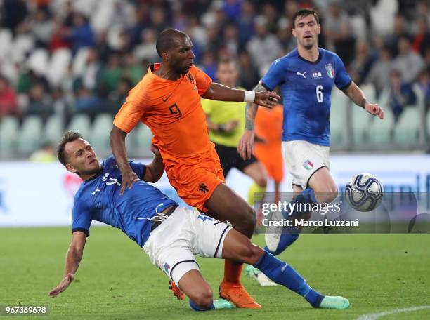 Domenico Criscito of Italy competes for the ball with Ryan Babel of Netherlands during the International Friendly match between Italy and Netherlands...