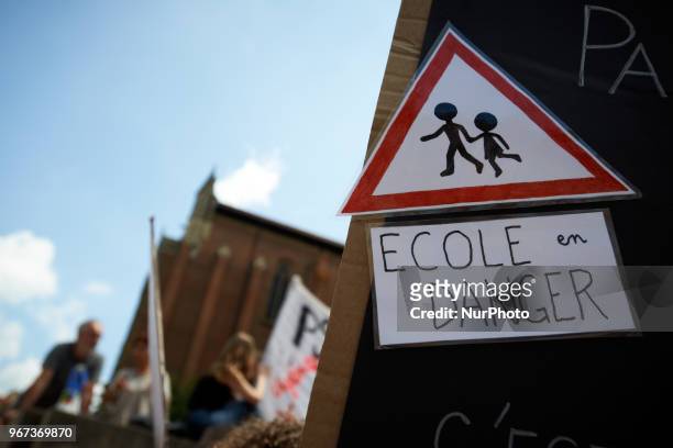'Scool in danger'. Primary school teachers and parents'pupils gathered and demonstrated in front of the Prefecture of the Haute-Garonne as they...