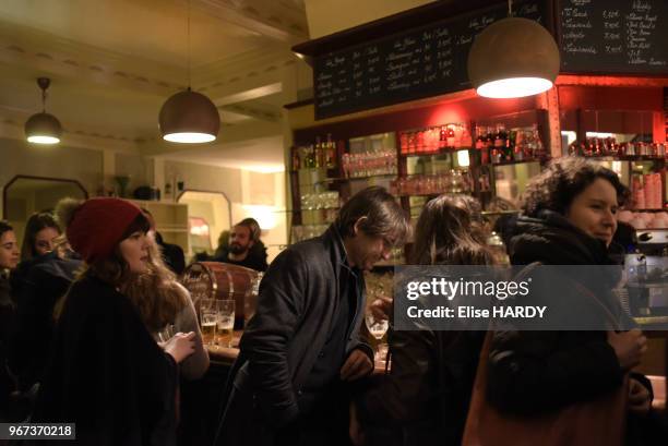 L'intérieur du café 'Le Carillon', à l'angle des rues Alibert et Bichat, Paris 10ème, soirée de réouverture, 2 mois après les attentats du 13...