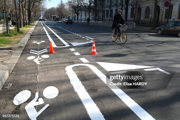 Traçage des bandes de circulation vélo et des places de parking le 13 février 2017, Paris, France.