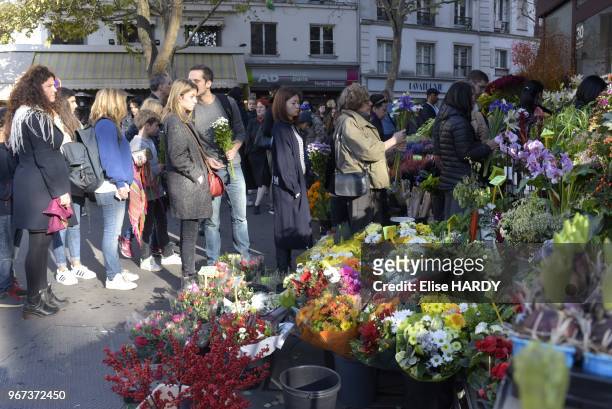 Parisiens se rendant chez un fleuriste pour se procurer des fleurs pour rendre hommage aux victimes des attenats, le 15 novembre 2015, Paris, France.