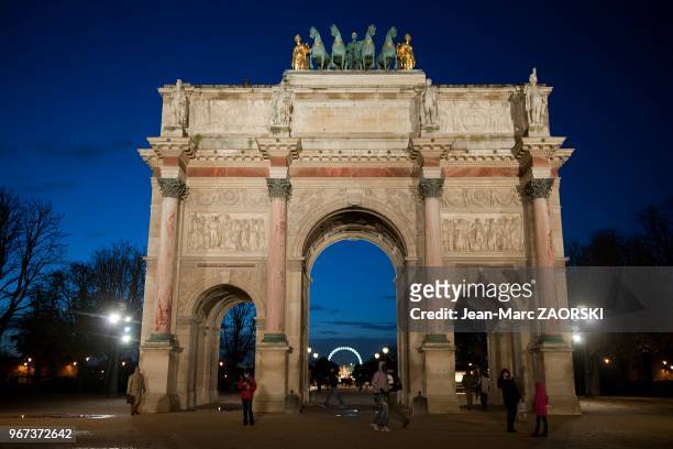 Arc de Triomphe du Carrousel, situe a cote du musee du Louvre, de nuit à Paris en France le 14 novembre 2013.