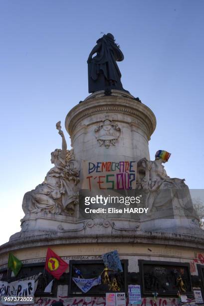 Banderole 'Démocratie t'es où' sur la statue de la place de la République, mouvement 'Nuit Debout' sur le 18 avril 2016, Paris, France.