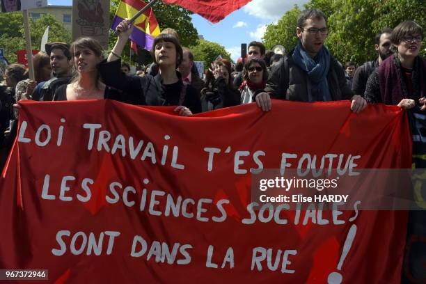 Jeunes manifestants avec une banderole ''Loi travail t'es foutue, les sciences sociales sont dans la rue'' lors de la manifestation contre la loi...