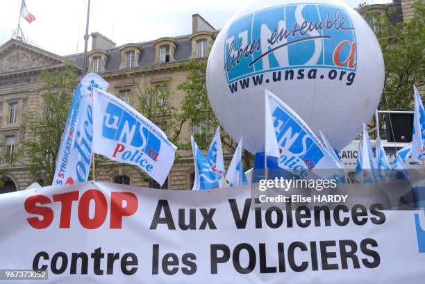 Banderole et drapeaux lors de la manifestation des policiers contre la haine 'anti flics' le 18 mai 2016, Place de la République, Paris, France.