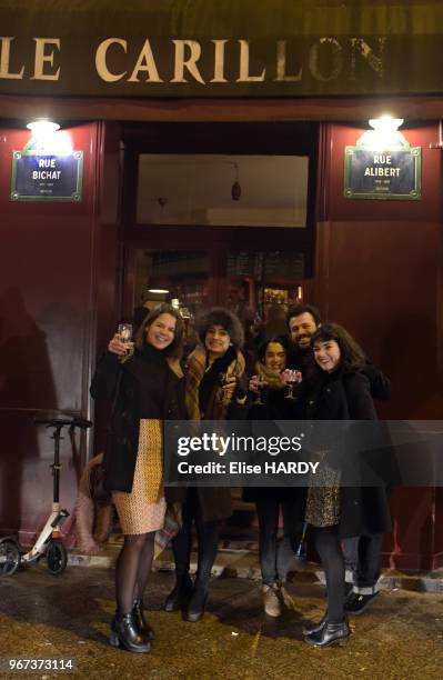 L'extérieur du café 'Le Carillon', à l'angle des rues Alibert et Bichat, Paris 10ème, soirée de réouverture, 2 mois après les attentats du 13...