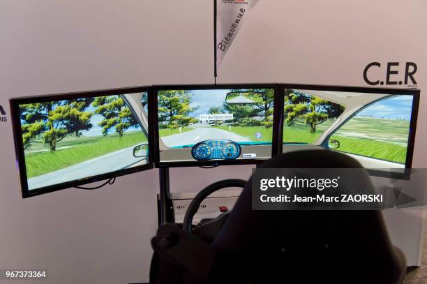 Simulateur de conduite sur le stand Aixam, constructeur de voitures sans permis, lors du Mondial de l'Automobile, à Paris en France le 30 septembre...