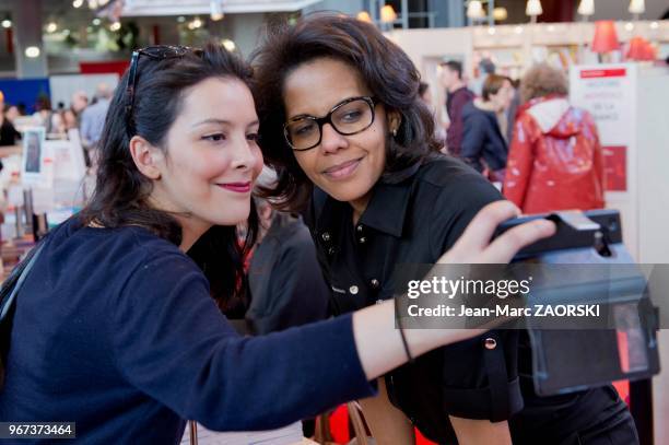 Audrey Pulvar, journaliste, animatrice de télévision et de radio française, faisant un selfie avec une admiratrice, lors du Salon du Livre à Paris en...