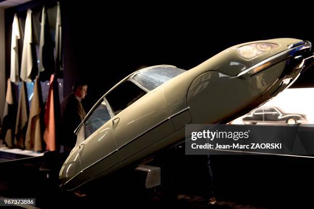 Modèle réduit d'une Citroën DS présenté dans l'exposition « DS Héritage », destinée à souligner la filiation de la marque DS, avec deux modèles...