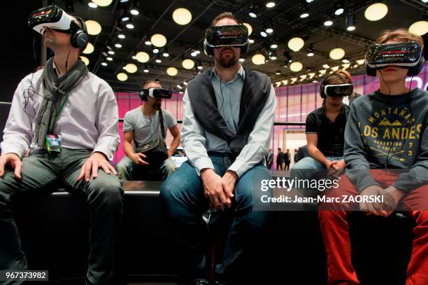 Espace consacré à une expérience de réalité virtuelle, permettant aux visiteurs de percevoir les sensations de la conduite au volant du concept-car...