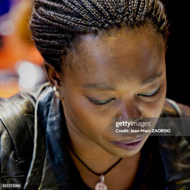 Portrait de Fatou Diome, femme de lettres franco-sénégalaise, à l'occasion du Salon du Livre à Paris en France le 26 mars 2017.