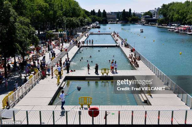 Piscine avec 3 bains dans le Bassin de La Villette lors de Paris Plages 2017, alimentation de la piscine avec de l'eau du canal de l'Ourcq, le 21...