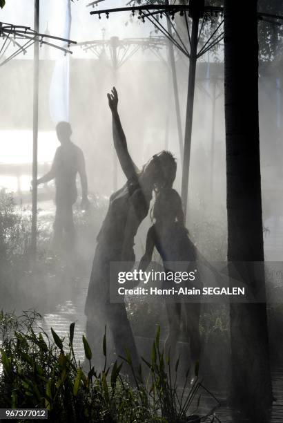 MERE ET FILLE SOUS UN PULVERISATEUR D'EAU LORS DE LA MANIFESTATION PARIS PLAGE.