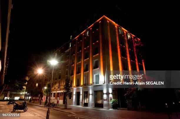 Façade d'hôtel éclairée par LED, rue de l'ingénieur Keller dans le quartier du Front de Seine, à Paris.