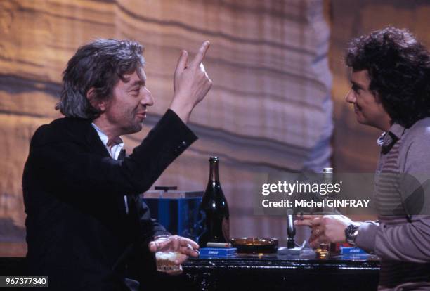 Serge Gainsbourg et Michel Sardou à la télévision le 15 septembre 1980 à Paris, France.