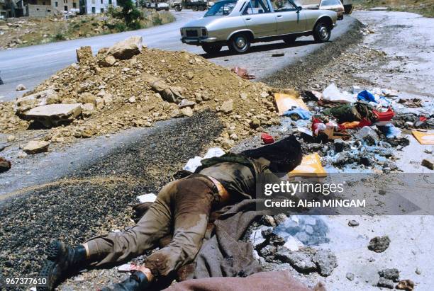 Cadavre d'un soldat israëlien sur le front fin juin 1982 au Liban.