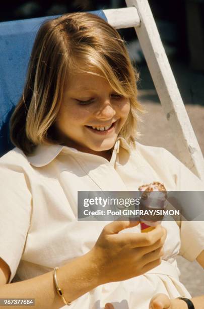 Jodie Foster avec un cornet de glace sur une plage lors du Festival de Cannes en mai 1976, France.