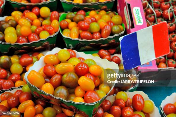 Tomates cerises produites en France au marché des Batignolles, 24 juin 2017, Paris, France.