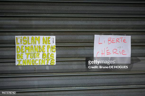 Inscriptions après l'attentat du restaurant La Belle Equipe à l'angle Rue de Charonne et Rue Faidherbe le 15 novembre 2015 à Paris, France.