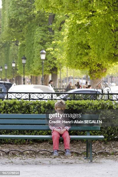 Balade a Paris, enfant triste dans le jardin R. Cavelier-de-la-Salle, esplanade Gaston Monerville, devant le palais du Luxembourg.