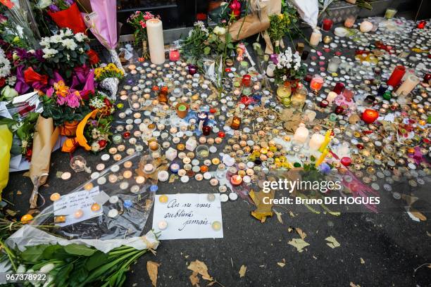 Les parisiens se recueillant après l'attentat du restaurant La Belle Equipe à l'angle Rue de Charonne et Rue Faidherbe le 15 novembre 2015 à Paris,...