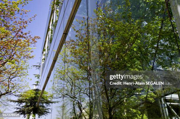 Un dimanche de Printemps a Paris, facade de la Fondation Cartier, batiment concu par l'architecte Jean Nouvel.