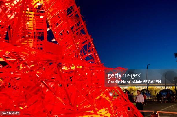 Sculpture représentant la tour Eiffel realisée en chaises de bistro métalliques pliantes le 30 juillet 2014, Paris plage, France.
