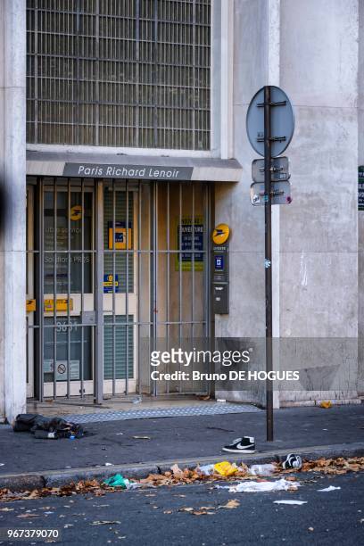 Vêtement et chaussures d'une victime après l'attentat du Bataclan à l'angle du Boulevard Voltaire et Richard-Lenoir, 15 novembre 2015, à Paris,...