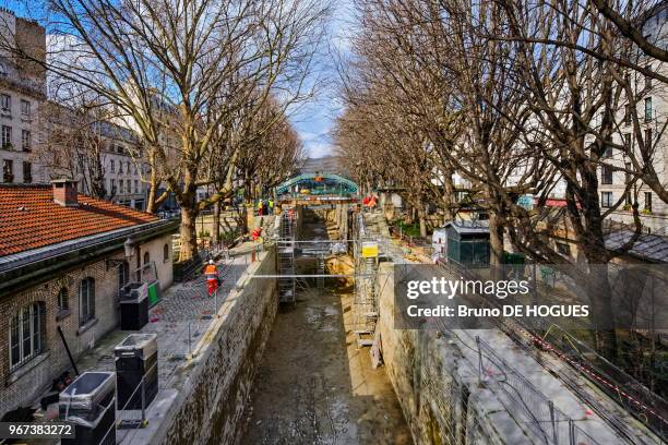 Opérations de récurage, d'entretien et de rénovation de l'écluse des Récollets sur le Canal Saint-Martin à Paris le 25 Février 2016, France.