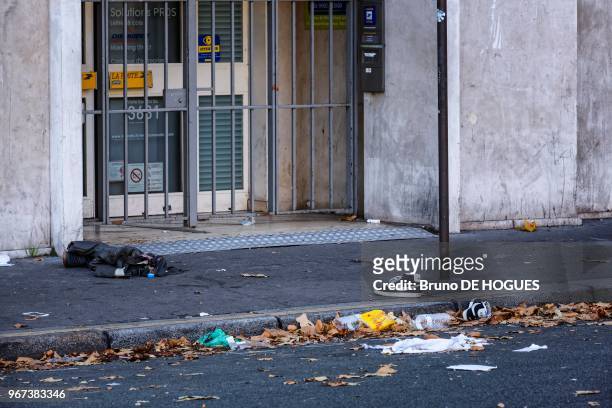 Vêtement et chaussures d'une victime après l'attentat du Bataclan à l'angle du Boulevard Voltaire et Richard-Lenoir, 15 novembre 2015, à Paris,...