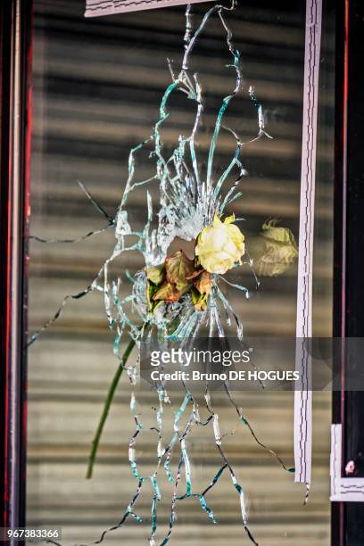 Impacts de balles après l'attentat du restaurant La Belle Equipe à l'angle Rue de Charonne et Rue Faidherbe le 15 novembre 2015 à Paris, France.