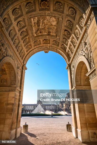 Le Musée du Louvre et sa Pyramide depuis l'Arc de Triomphe du Carrousel, 23 aout 2016, Paris, France.