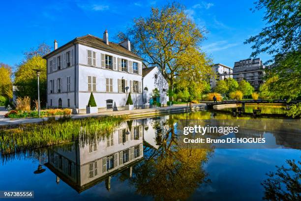 Le Pavillon du Lac, ancien poste des gardes de l'entrepôt, devenu centre d'expositions dans le jardin romantique du Parc de Bercy, 20 avril 2016,...