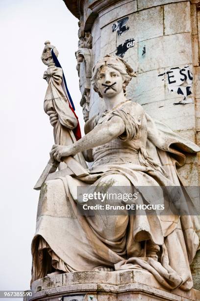 Statue 'L'Egalité' taguée d'une croix sur la bouche, Place de la République le 27 Novembre 2015. Journée d'Hommage National aux Victimes des Attentas...