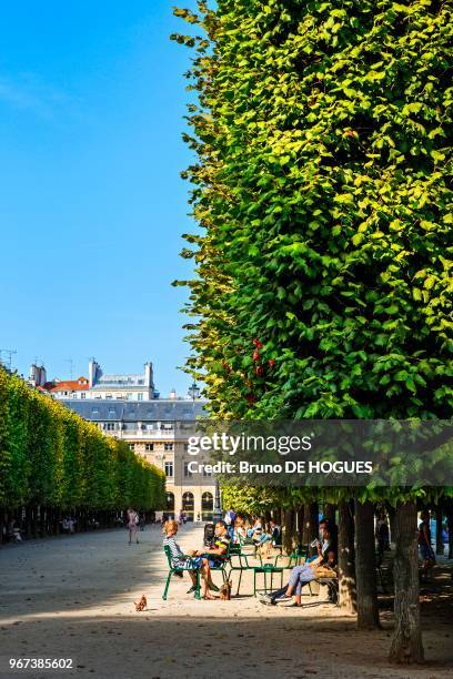 Des gens se reposant dans le Jardin du Palais Royal, 14 septembre 2016 à Paris, France.