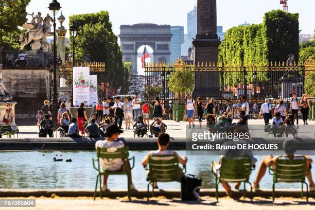 Le Grand Bassin du Jardin des Tuileries avec perspective sur l'Avenue des Champs Elysées et l'Arc de Triomphe, 26 mai 2017, Paris, France.