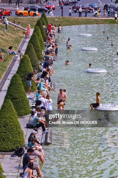 Des gens se baignant dans le bassin de la fontaine de Varsovie dans le Jardin du Tracadéro, 28 mai 2017, Paris, France. Record de température à 32°6c.