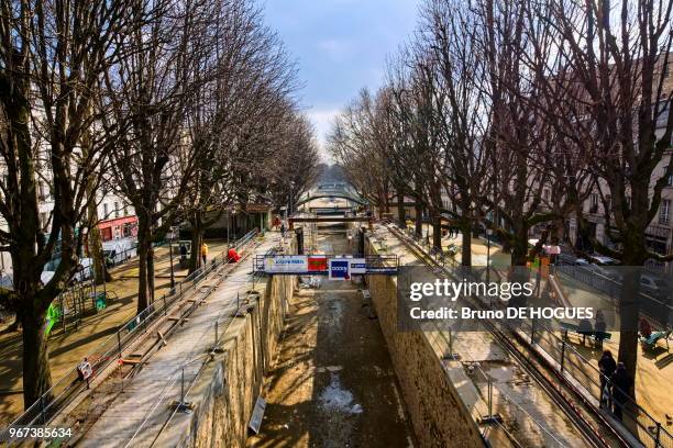 Opérations de récurage, d'entretien et de rénovation de l'écluse des Récollets sur le Canal Saint-Martin à Paris le 25 Février 2016, France.