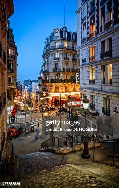 Les escaliers de la rue Pierre Dac, des gens à la terrasse d'un café-restaurant de Montmartre à la tombée de la nuit, station de métro...