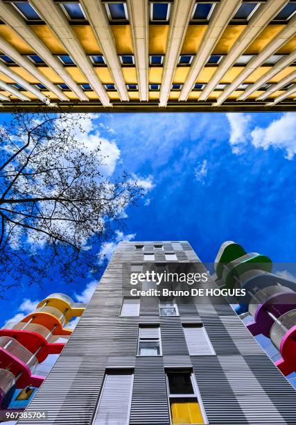 Immeuble moderne avec une façade en métal dans le nouveau quartier des Batignolles à Paris, France.