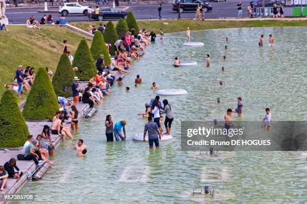 Des gens se baignant dans le bassin de la fontaine de Varsovie dans le Jardin du Tracadéro, 28 mai 2017, Paris, France. Record de température à 32°6c.