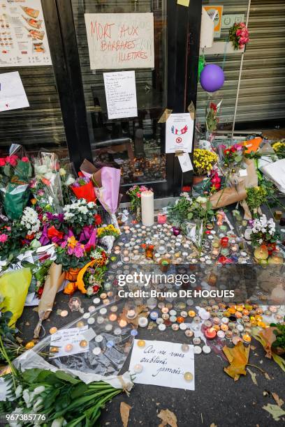 Les parisiens se recueillant après l'attentat du restaurant La Belle Equipe à l'angle Rue de Charonne et Rue Faidherbe le 15 novembre 2015 à Paris,...