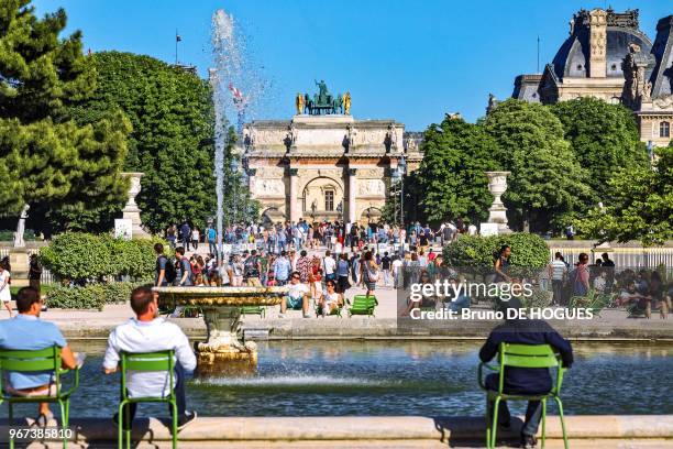 Jardin des Tuileries, l'Arc de Triomphe du Carrousel, le Louvre, 26 mai 2017, Paris, France.