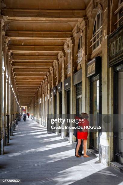 Un couple regardant les vitrines des boutiques du Palais Royal, 14 septembre 2016 à Paris, France.